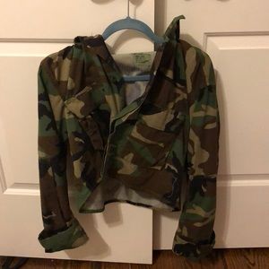 vintage camo cropped urban outfitters jacket!!!